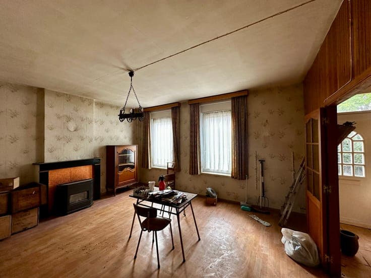 In the center of Virginal-Samme, large building of +/- 340m²