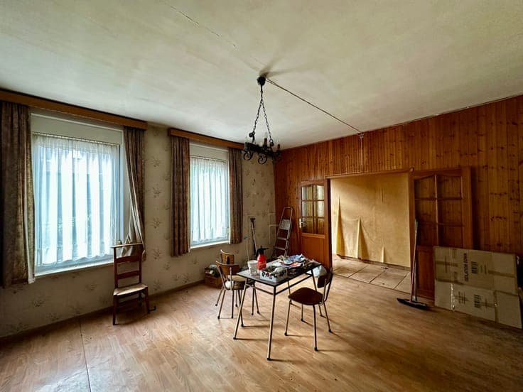 In the center of Virginal-Samme, large building of +/- 340m²