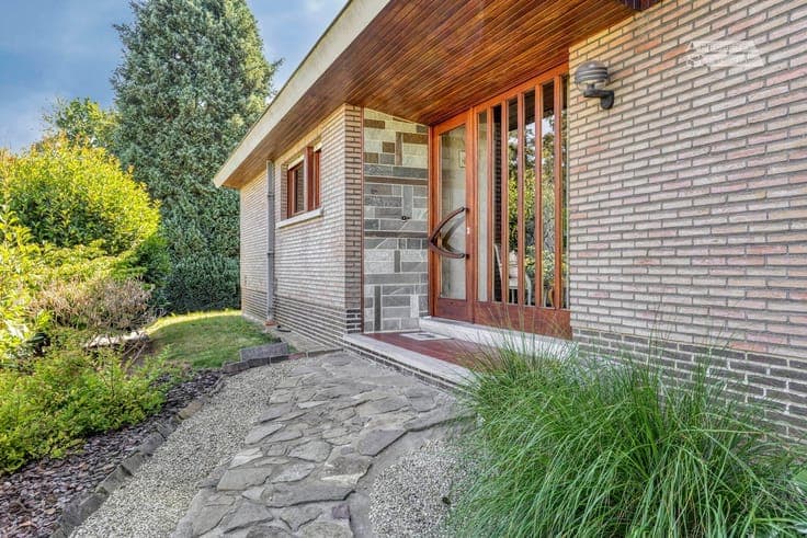 Detached house with spacious garden in a prime location in H