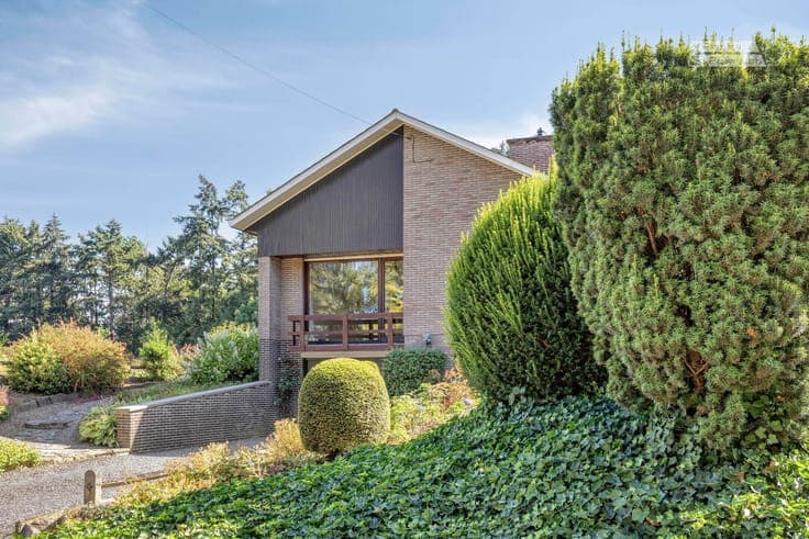 Detached house with spacious garden in a prime location in H
