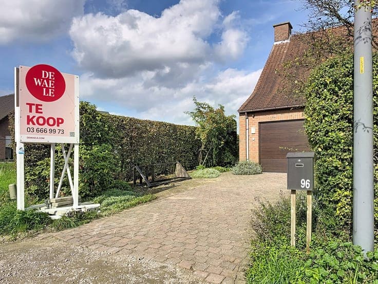 Spacious house with beautiful garden in a quiet location in