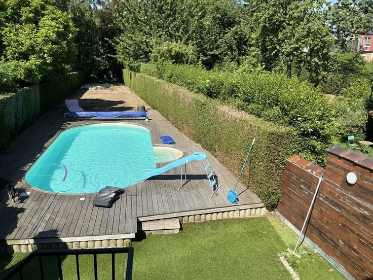 Superb property with swimming pool and garage ideally locate