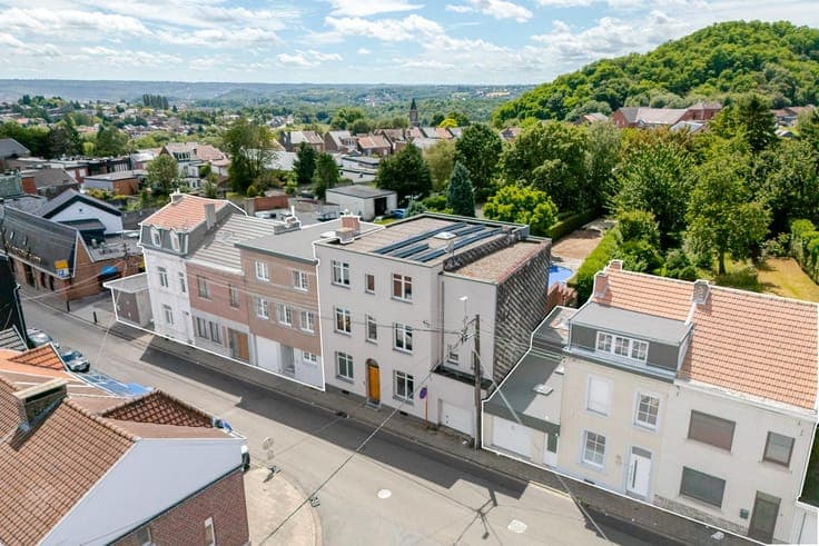 Superb property with swimming pool and garage ideally locate