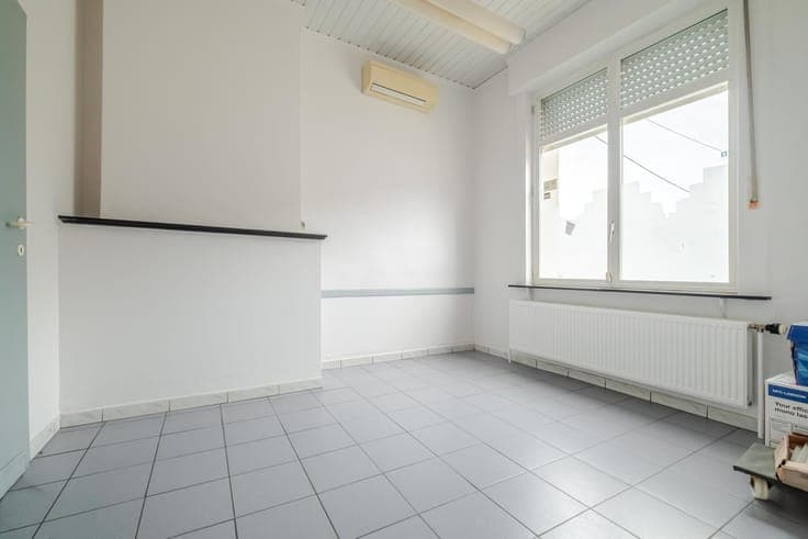 Superb property with swimming pool and garage ideally locate