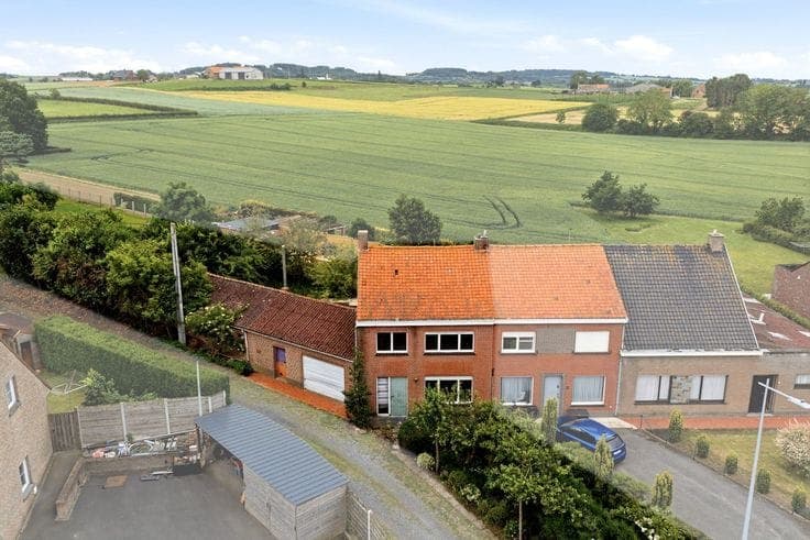 Home requiring complete renovation on 1370m² in Reningelst