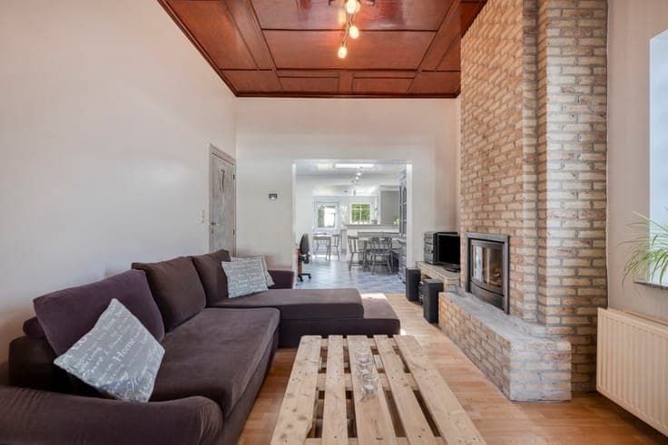 Move-in ready semi-detached house in a central location.