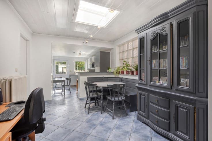 Move-in ready semi-detached house in a central location.