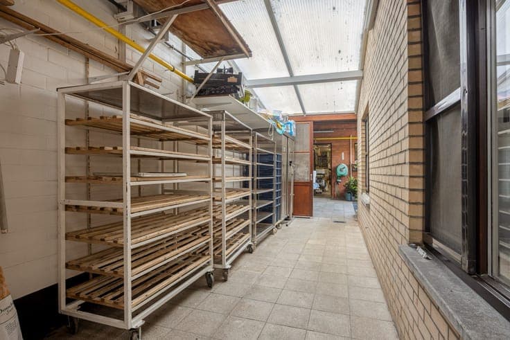 Handelspand met woonst en ruim atelier op toplocatie in W...
