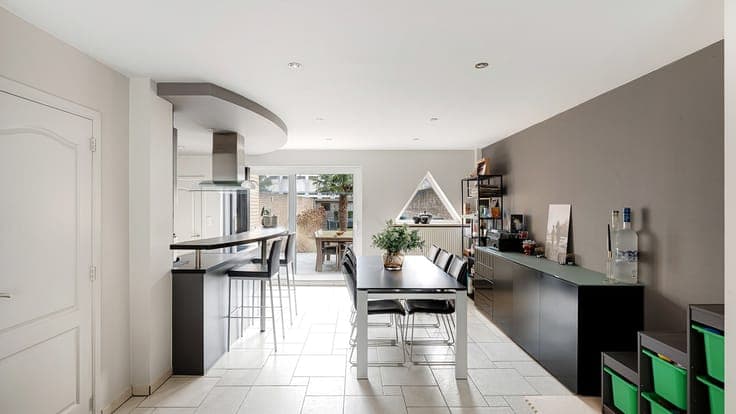 Ready-to-move-in family home located 400 meters from the se