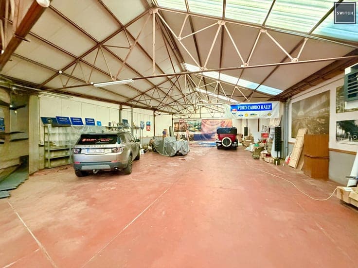 Mixed-use courtyard property: 2 homes + warehouse 410m2