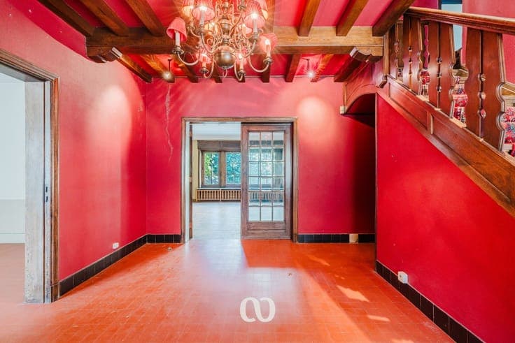 Characterful gentleman's residence with 6 bedrooms and city