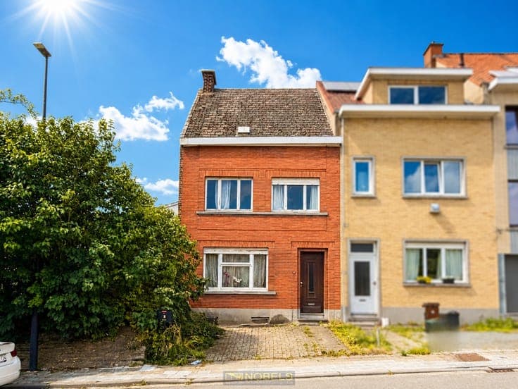 Te koop, Te renoveren gezinswoning met diepe tuin nabij c...