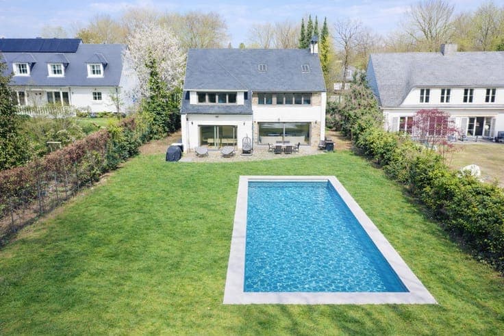 Near Stockel – Beautiful villa on 16a50 m² plot + pool