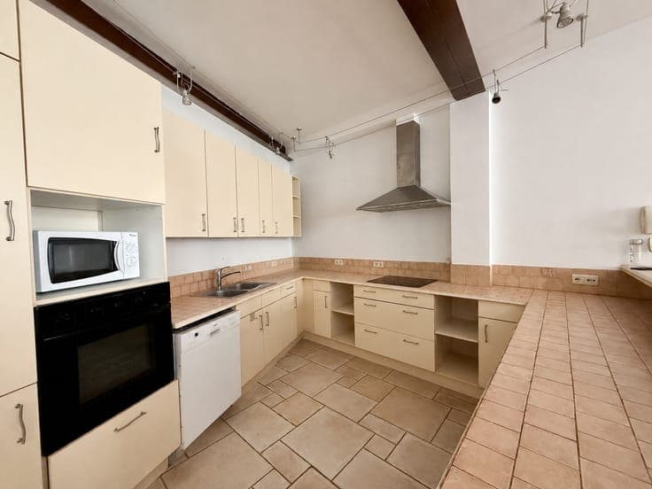 Charming 3-bedroom rear house with a terrace