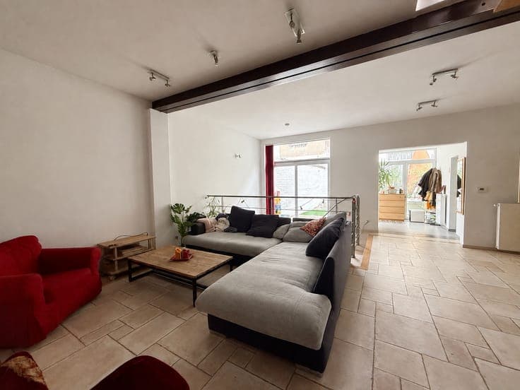 Charming 3-bedroom rear house with a terrace