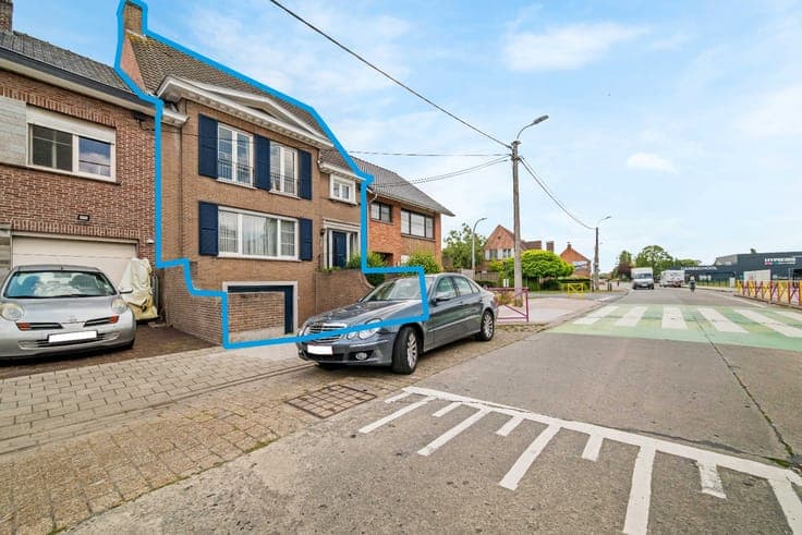 Characterful gentleman's residence (4 to 5 bedrooms) with g