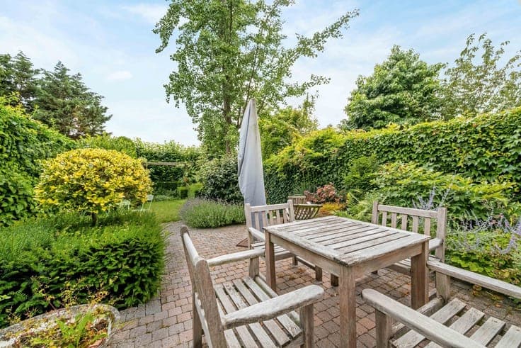 Characterful gentleman's residence (4 to 5 bedrooms) with g