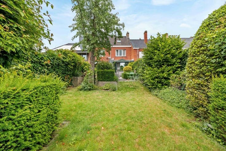 Characterful gentleman's residence (4 to 5 bedrooms) with g