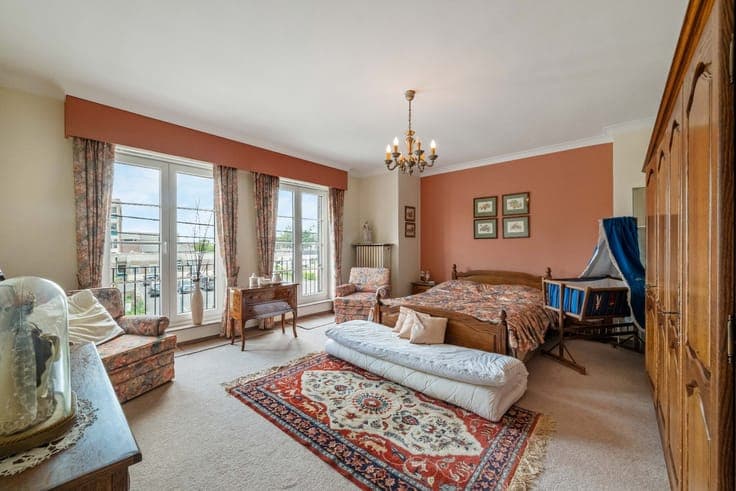 Characterful gentleman's residence (4 to 5 bedrooms) with g
