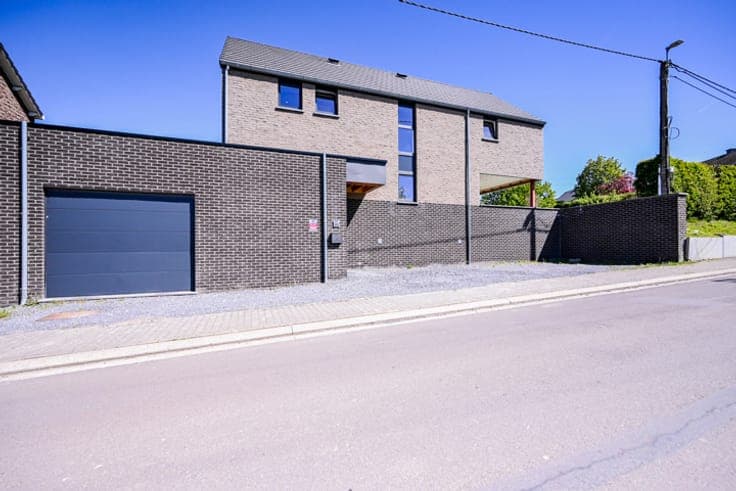 Property 4F with garage and outbuilding in Engis!