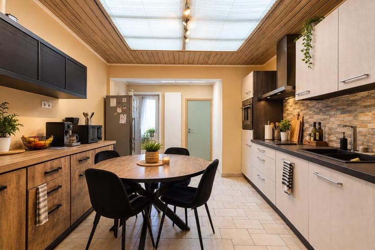 4-bedroom house, ideally located