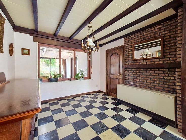 Semi-detached home to renovate with garage in a quiet area