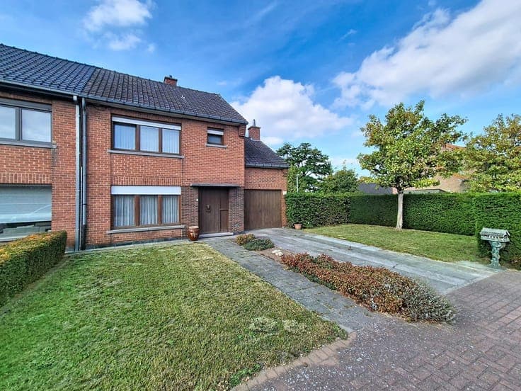 Semi-detached home to renovate with garage in a quiet area