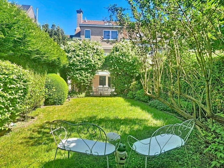 Splendid house: south garden, double garage, freelance prof.