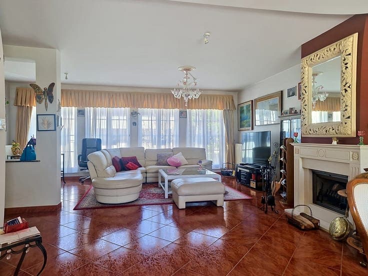 Splendid house: south garden, double garage, freelance prof.