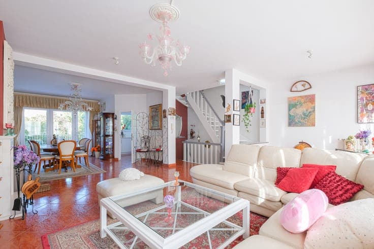 Splendid house: south garden, double garage, freelance prof.