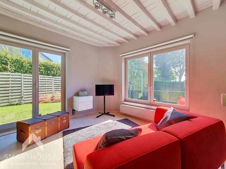 Move-in-ready villa with versatile spaces and garden