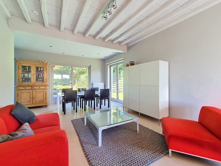 Move-in-ready villa with versatile spaces and garden
