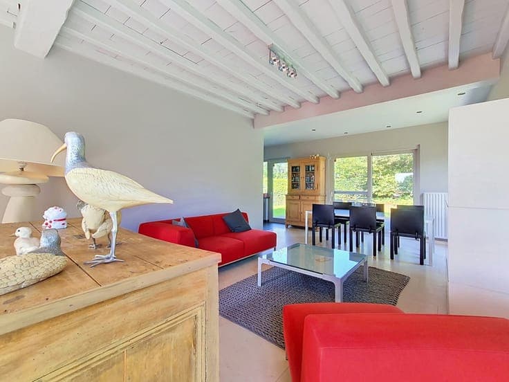 Move-in-ready villa with versatile spaces and garden
