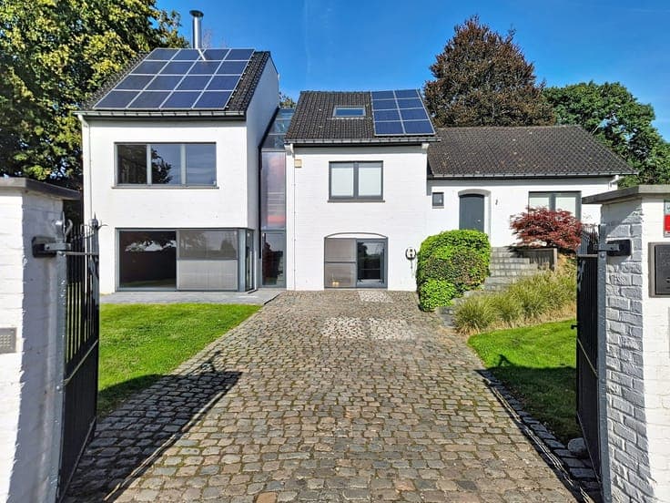 Move-in-ready villa with versatile spaces and garden