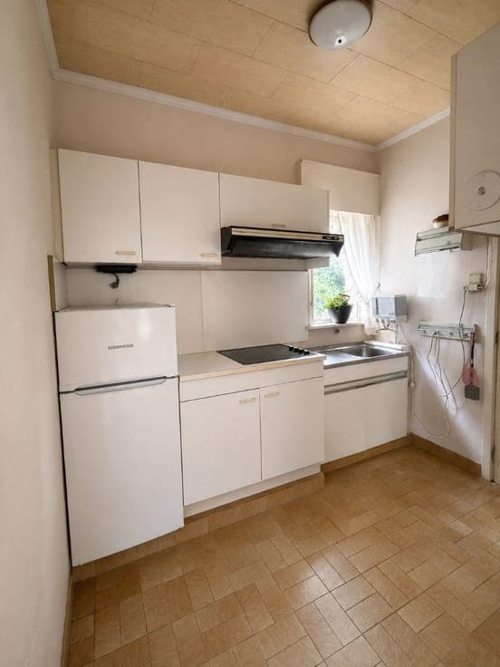 TE RENOVEREN HALFOPEN WONING met garage OP 471 M² IN RUST...
