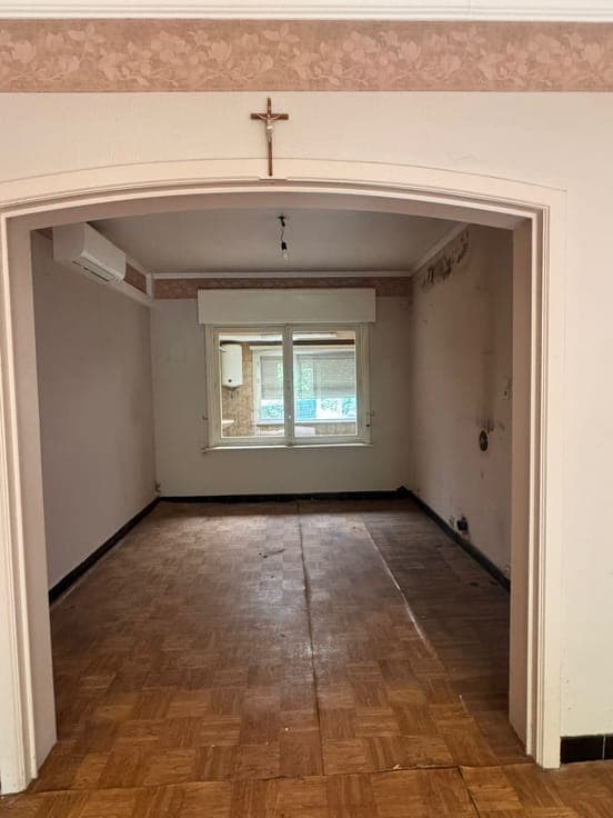 TE RENOVEREN HALFOPEN WONING met garage OP 471 M² IN RUST...