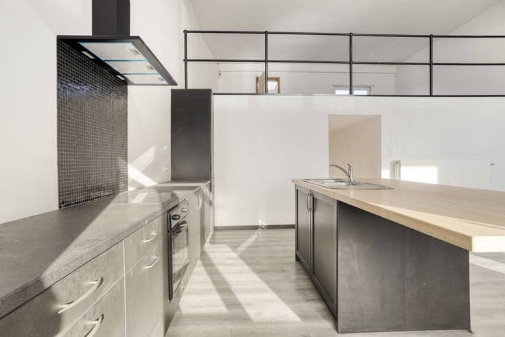 Commercial property with apartment and studio for sale in Ad