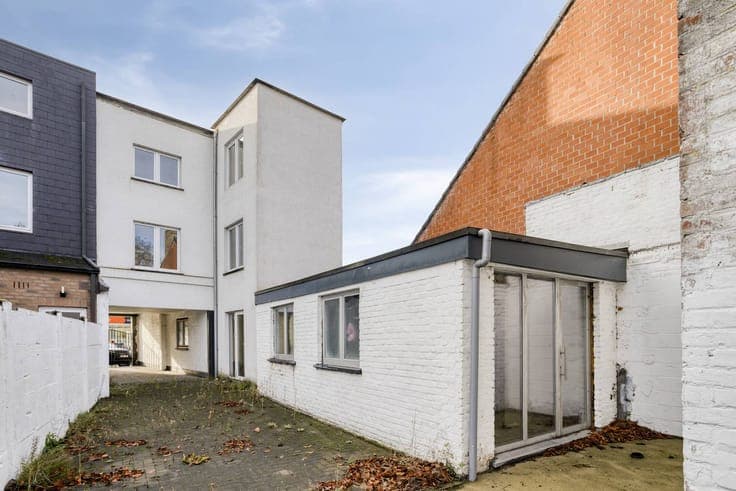 Commercial property with apartment and studio for sale in Ad