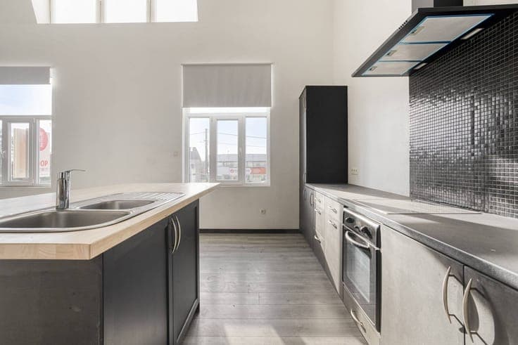 Commercial property with apartment and studio for sale in Ad