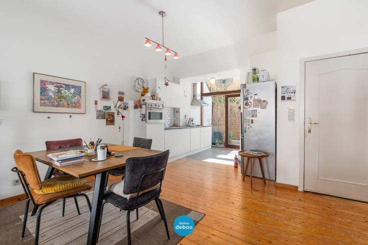 Ruime burgerwoning met handelsgelijkvloers in het centrum...