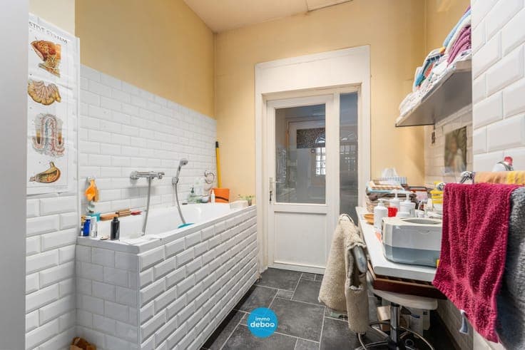 Ruime burgerwoning met handelsgelijkvloers in het centrum...