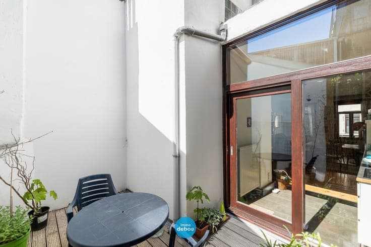 Ruime burgerwoning met handelsgelijkvloers in het centrum...