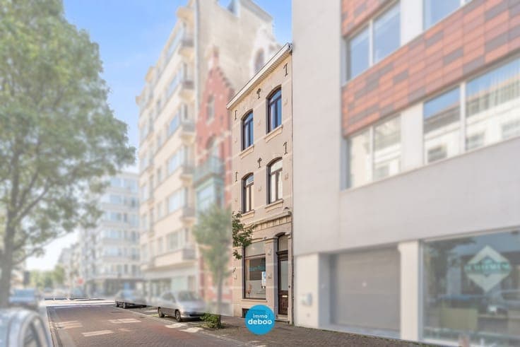 Ruime burgerwoning met handelsgelijkvloers in het centrum...
