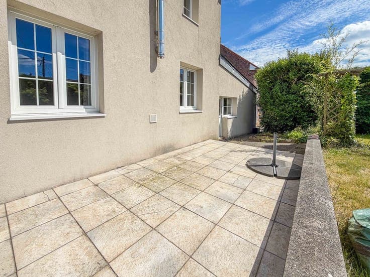 Maison villageoise 3 façades avec jardin et garages