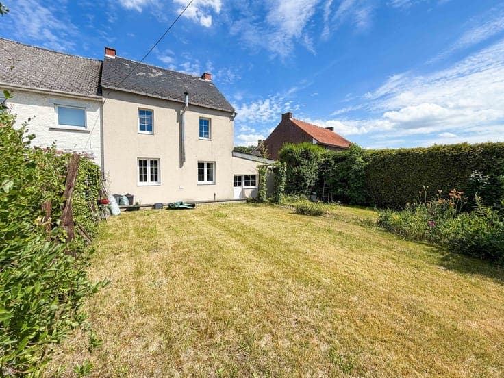 Maison villageoise 3 façades avec jardin et garages