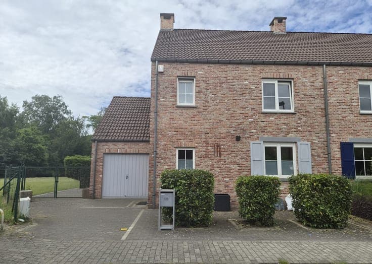 4-bedroom family house with garden bordering woods