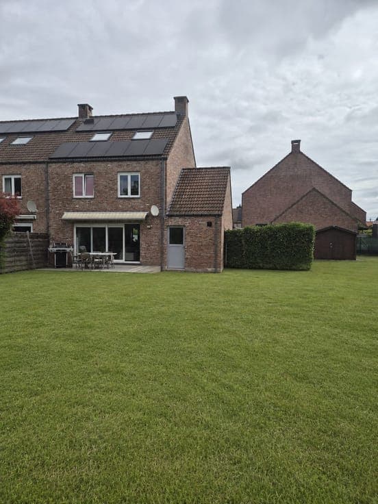 4-bedroom family house with garden bordering woods