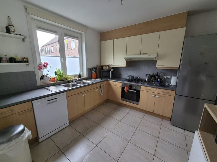 4-bedroom family house with garden bordering woods