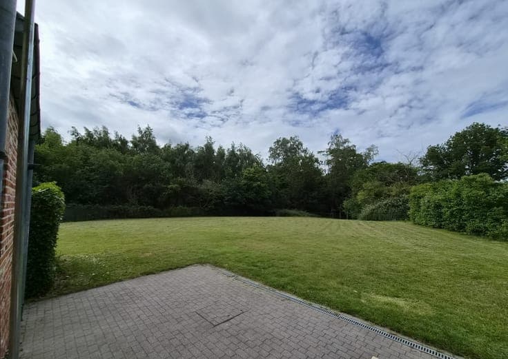 4-bedroom family house with garden bordering woods