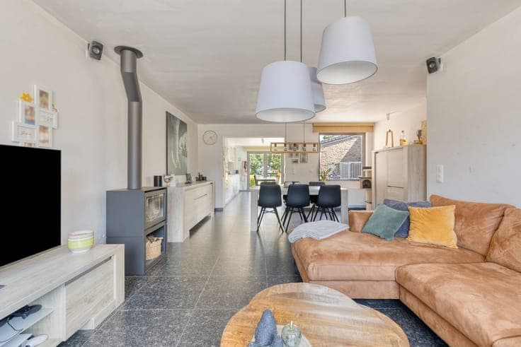 Ruime, volledig gerenoveerde woning met zonnige tuin en l...